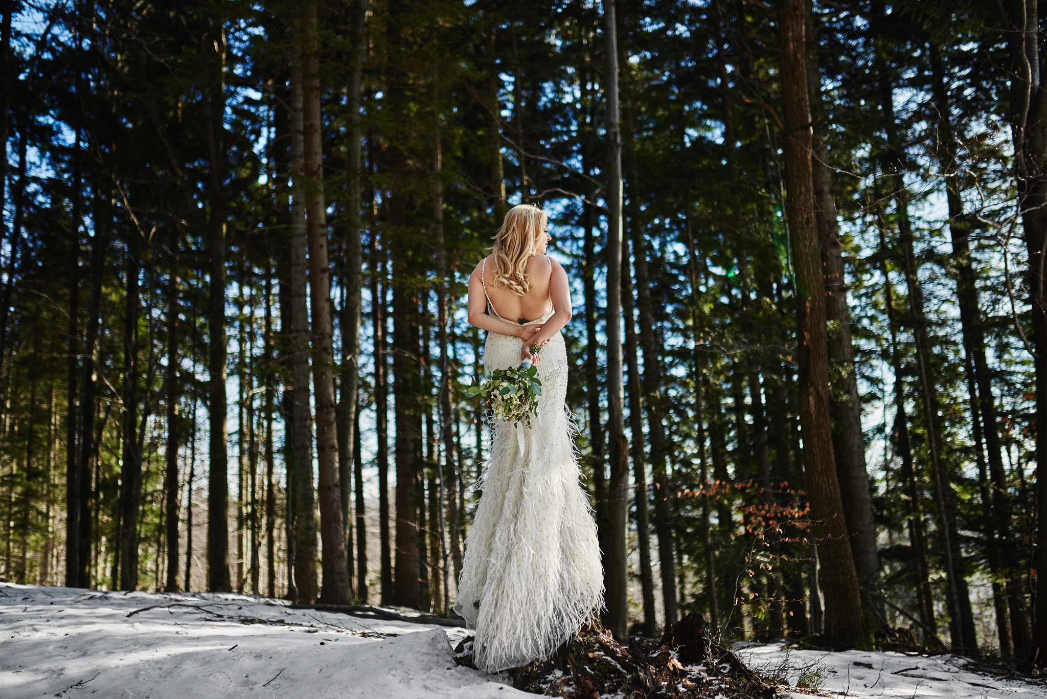 panna młoda pozująca w lesie zimą