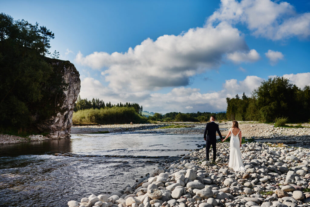 młoda para nad rzeką