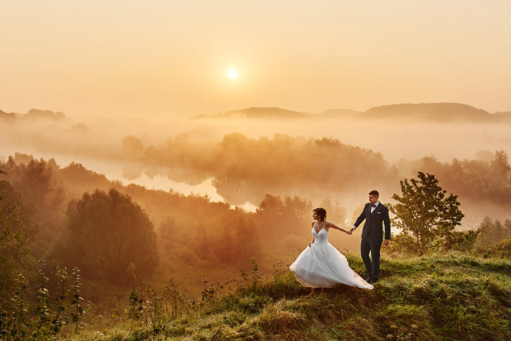 młoda para na tle zachodzącego słońca