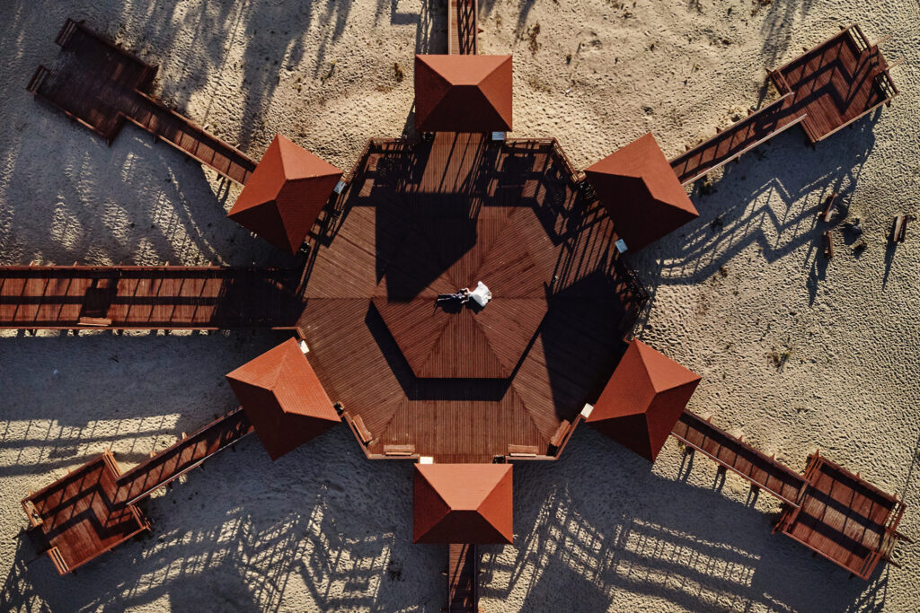 zdjęcie młodej pary z góry