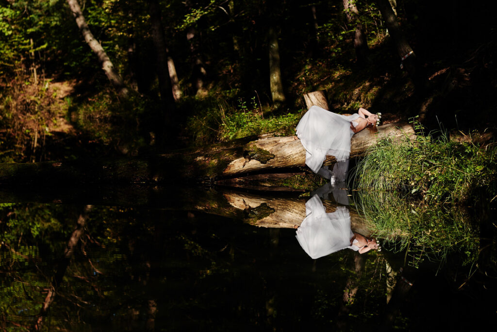 kobieta w białej sukni nad wodą