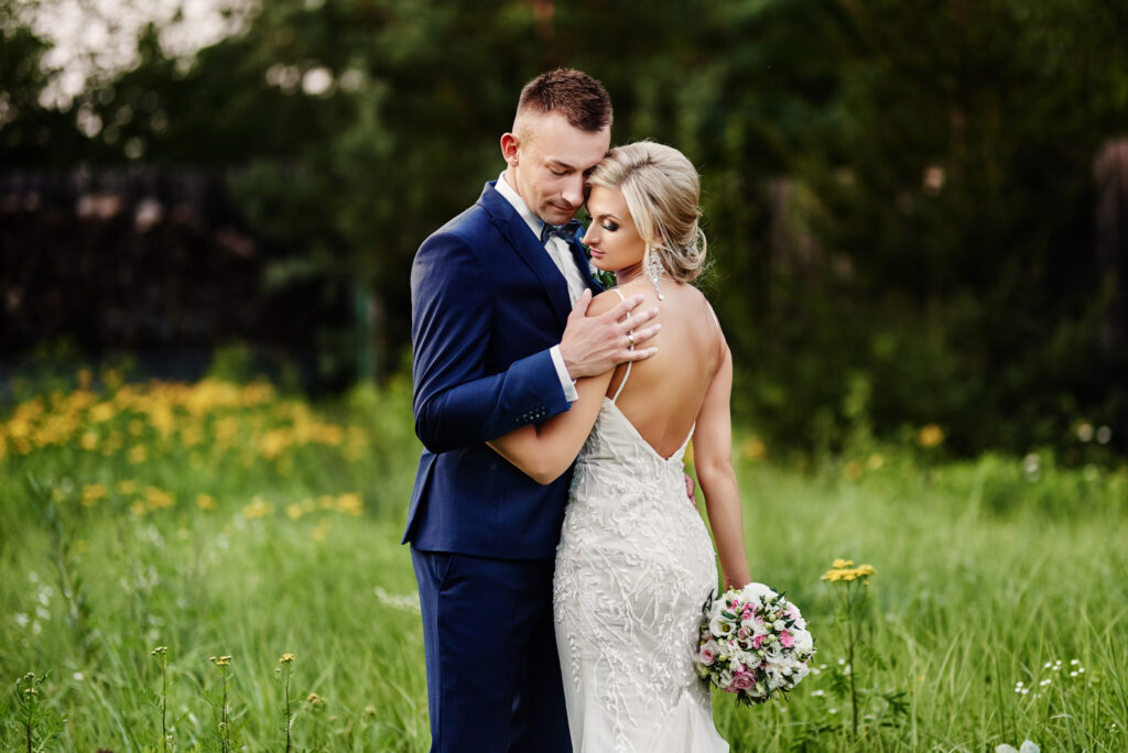 młoda para w plenerze