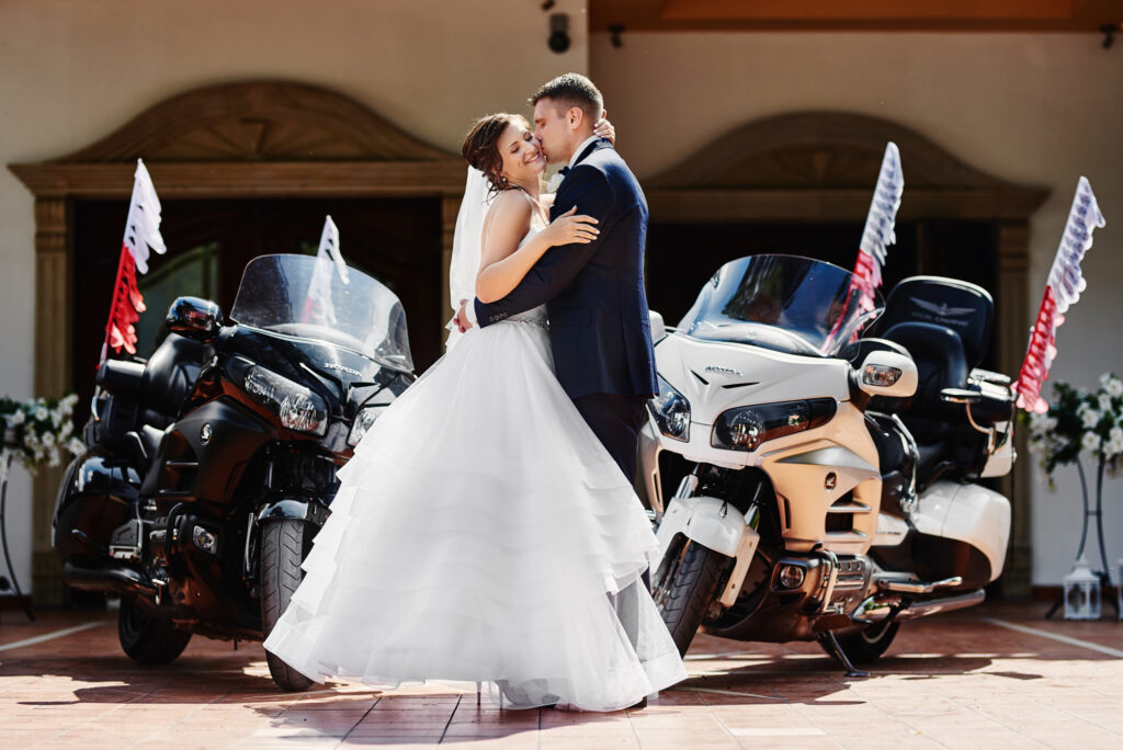 młoda para na tle motocykli