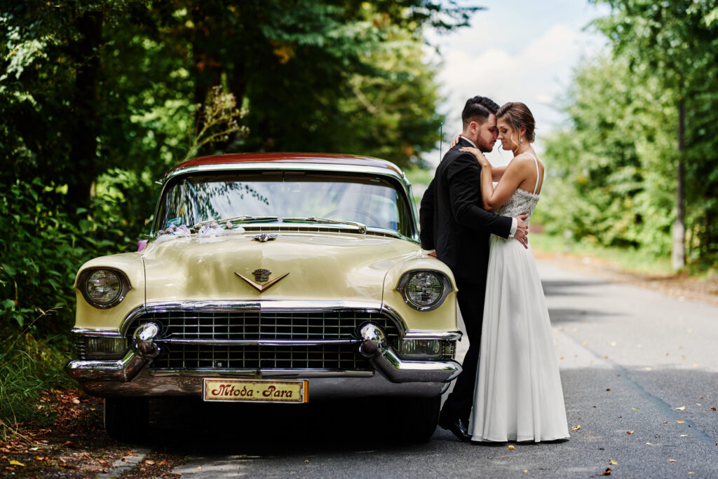 para młoda przy samochodzie