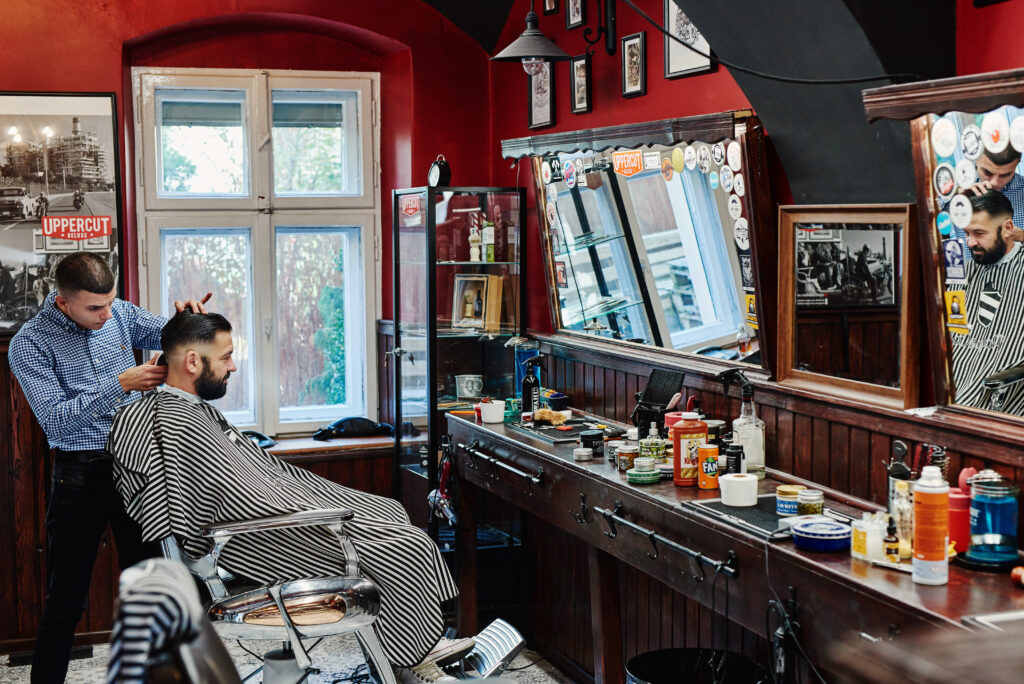 mężczyzna u barbera