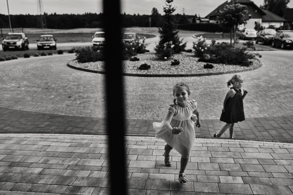 dziewczynki w sukienkach